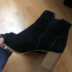 black/tan open toed booties